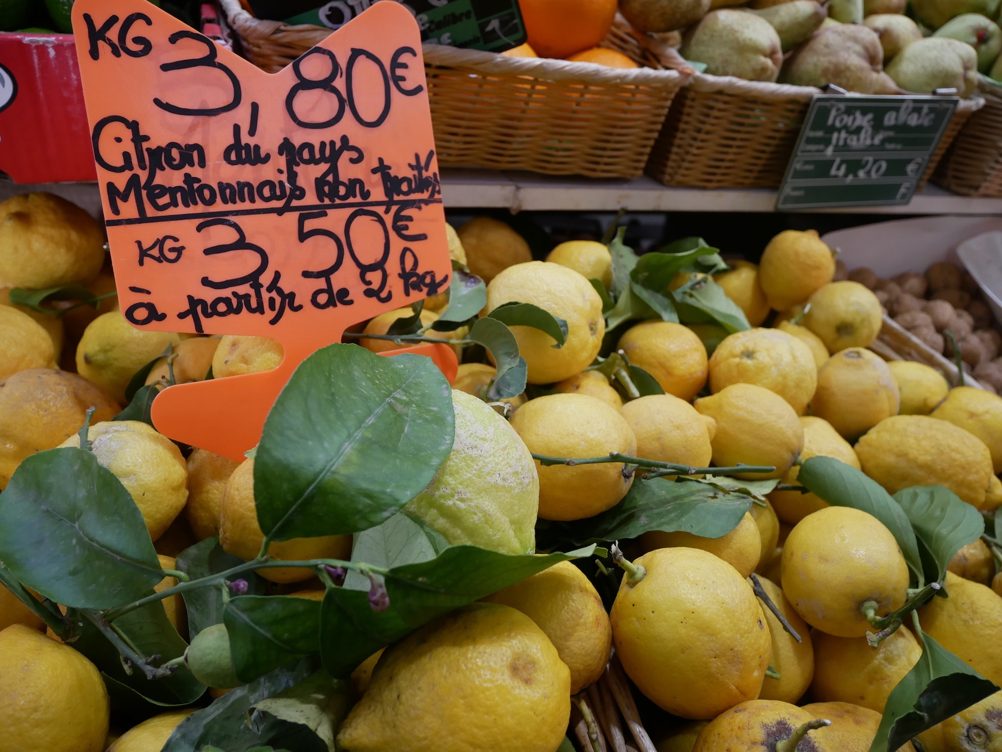 étal de citron de menton sur un marché en Provence