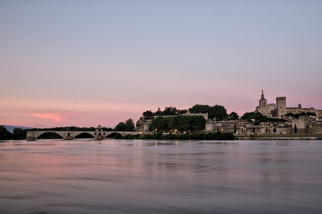 Vue sur Avignon et son Pont au soleil couchant, l'une de plus belles villes de Provence