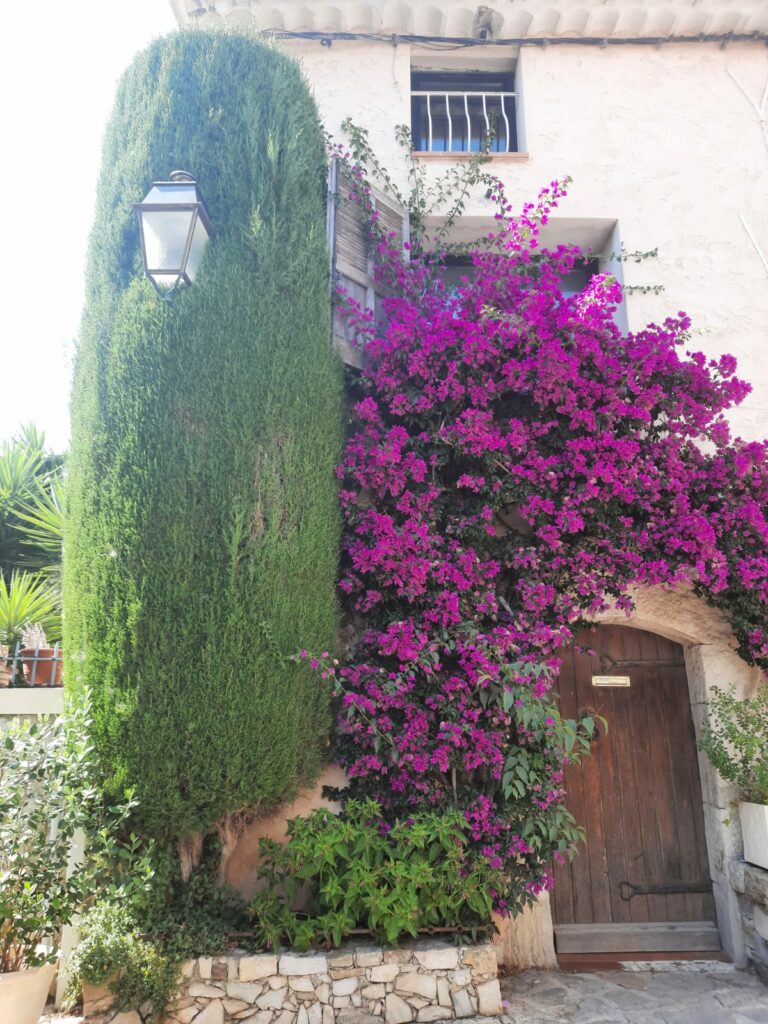 Une maisons dans le centre de la ville du Castellet en Provence