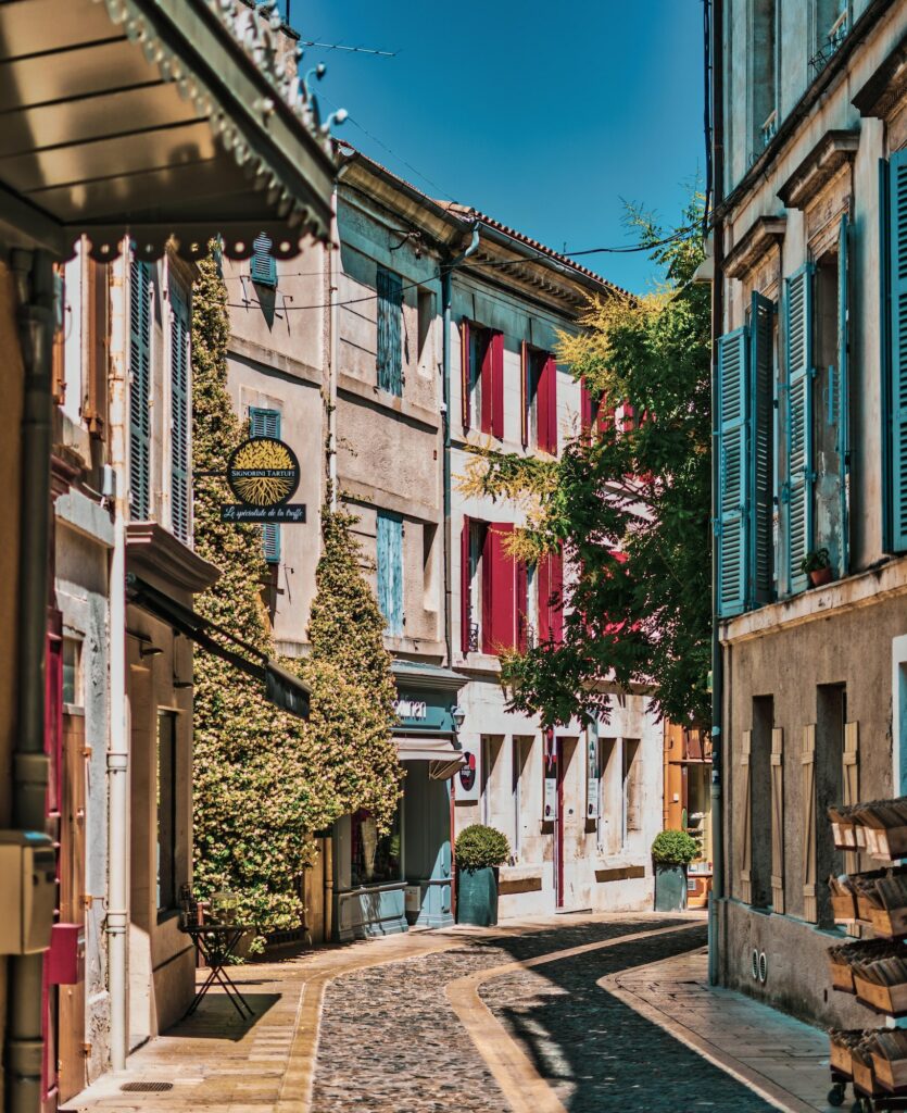 Rue d'une ville en Provence vide